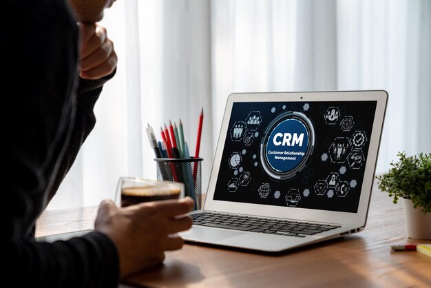 Sistema de gestión de relaciones con el cliente en una computadora de moda para negocios CRM