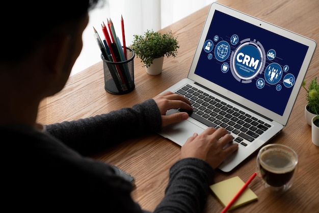 Sistema de gestión de relaciones con el cliente en una computadora de moda para negocios CRM