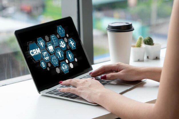 Sistema de gestión de relaciones con el cliente en una computadora de moda para negocios CRM