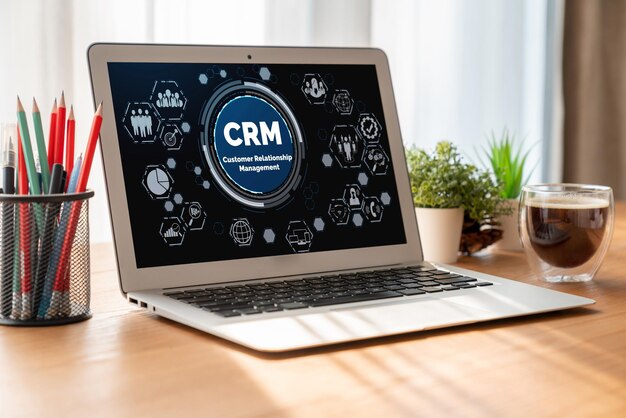 Sistema de gestión de relaciones con el cliente en una computadora de moda para negocios CRM