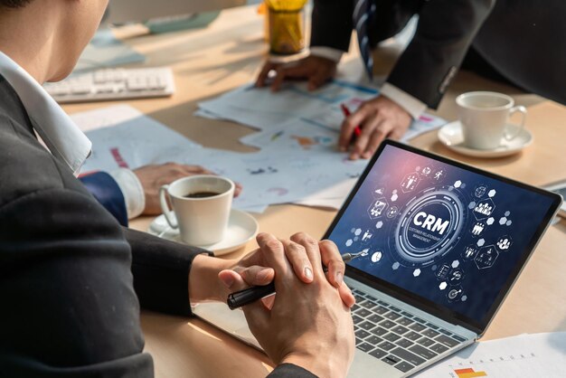 Sistema de gestión de relaciones con el cliente en una computadora de moda para negocios CRM