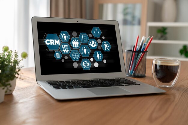 Sistema de gestión de relaciones con el cliente en una computadora de moda para negocios CRM
