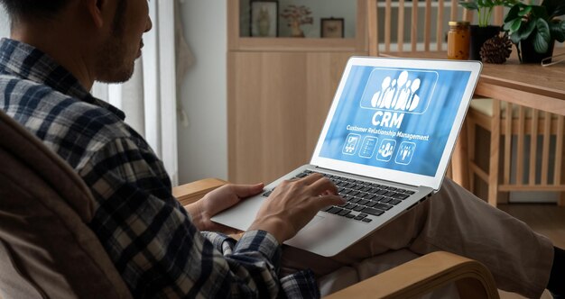 Sistema de gestión de relaciones con el cliente en una computadora de moda para negocios CRM
