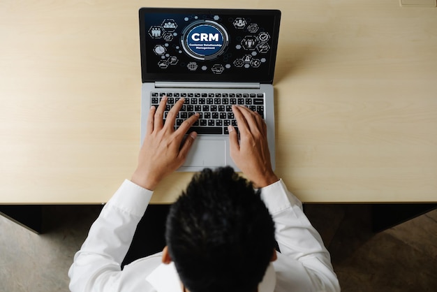 Sistema de gestión de relaciones con el cliente en una computadora de moda para negocios CRM