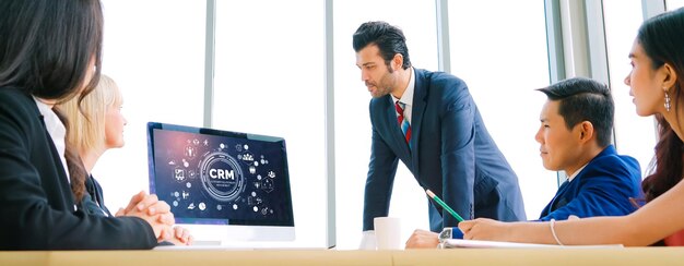 Sistema de gestión de relaciones con el cliente en una computadora de moda para negocios CRM