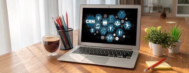 Sistema de gestión de relaciones con el cliente en una computadora de moda para negocios CRM