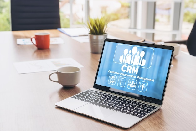 Sistema de gestión de relaciones con el cliente en una computadora de moda para negocios CRM