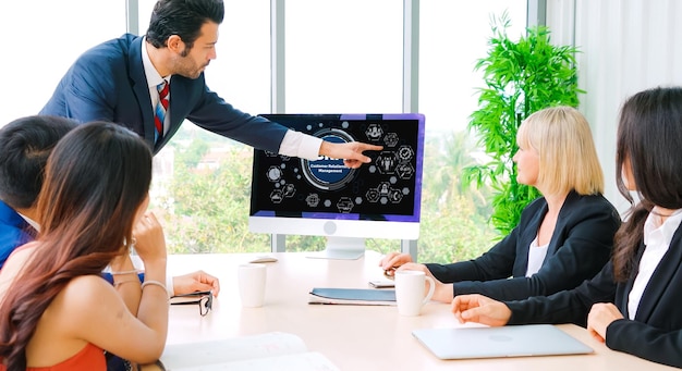Sistema de gestión de relaciones con el cliente en una computadora de moda para negocios CRM