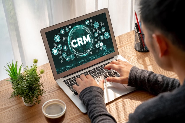 Sistema de gestión de relaciones con el cliente en una computadora de moda para negocios CRM