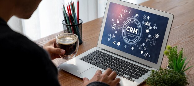 Sistema de gestión de relaciones con el cliente en una computadora de moda para negocios CRM