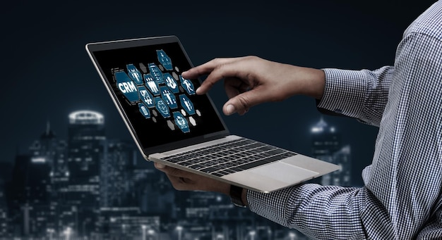Sistema de gestión de relaciones con el cliente en una computadora de moda para negocios CRM