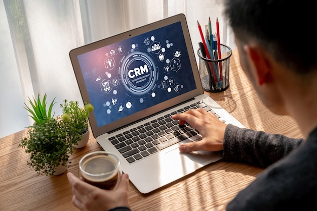 Sistema de gestión de relaciones con el cliente en una computadora de moda para negocios CRM