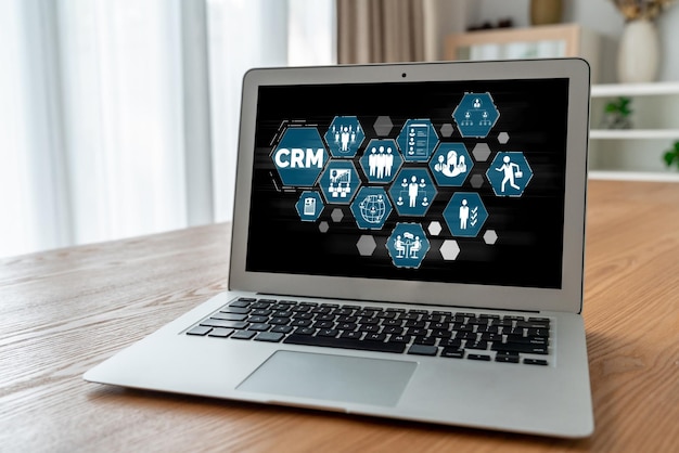 Sistema de gestión de relaciones con el cliente en una computadora de moda para negocios CRM