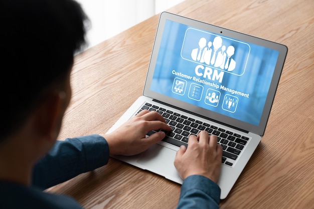 Sistema de gestión de relaciones con el cliente en una computadora de moda para negocios CRM