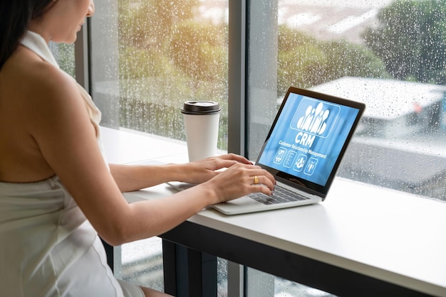 Sistema de gestión de relaciones con el cliente en una computadora de moda para negocios CRM