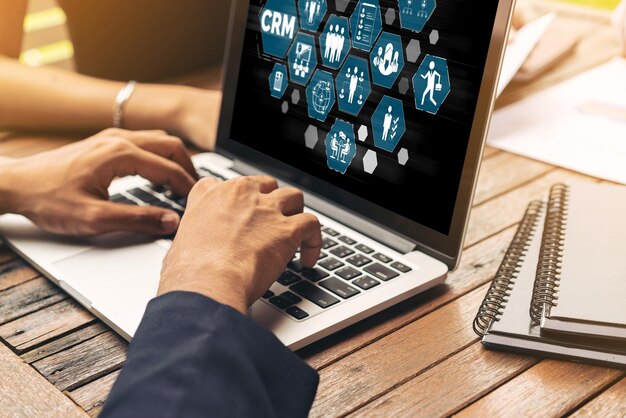 Sistema de gestión de relaciones con el cliente en una computadora de moda para negocios CRM