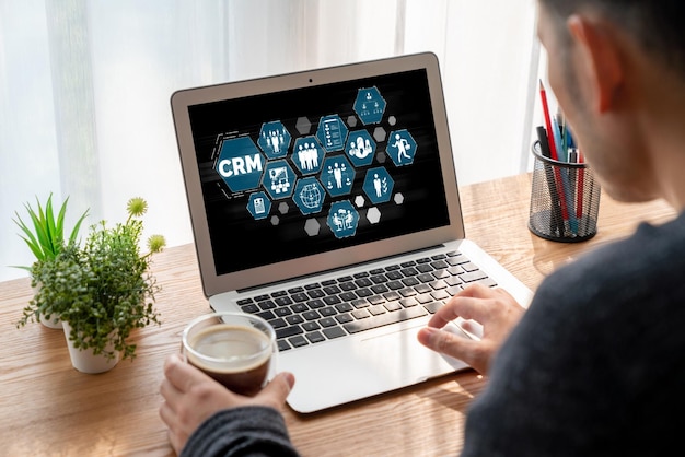 Sistema de gestión de relaciones con el cliente en una computadora de moda para negocios CRM