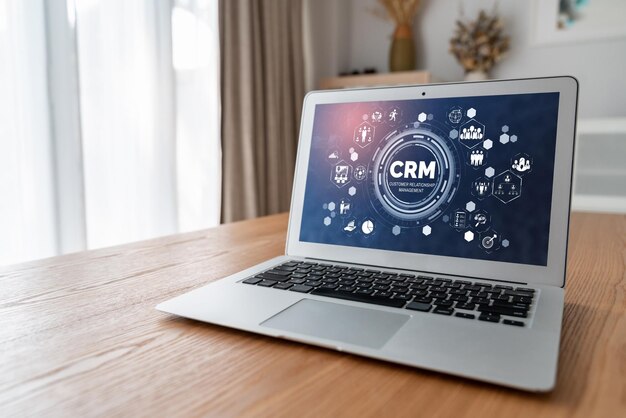 Sistema de gestión de relaciones con el cliente en una computadora de moda para negocios CRM