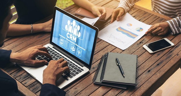 Sistema de gestión de relaciones con el cliente en una computadora de moda para negocios CRM