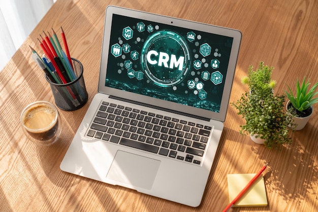Sistema de gestión de relaciones con el cliente en una computadora de moda para negocios CRM