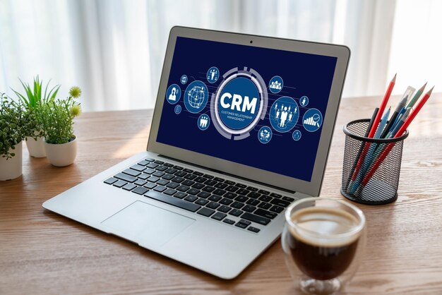 Sistema de gestión de relaciones con el cliente en una computadora de moda para negocios CRM