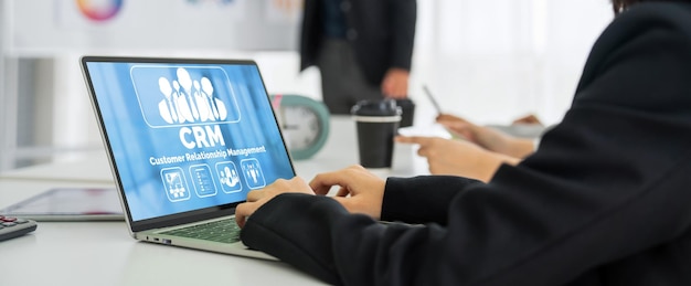 Sistema de gestión de relaciones con el cliente en una computadora de moda para negocios CRM