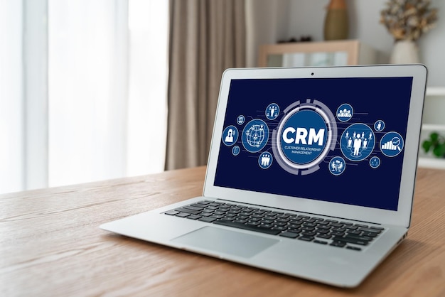 Sistema de gestión de relaciones con el cliente en una computadora de moda para negocios CRM