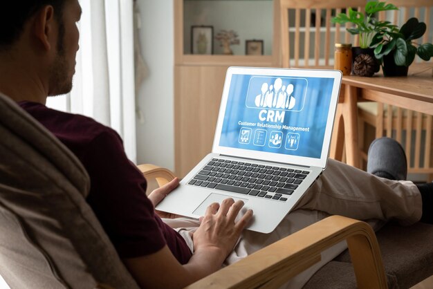 Sistema de gestión de relaciones con el cliente en una computadora de moda para negocios CRM