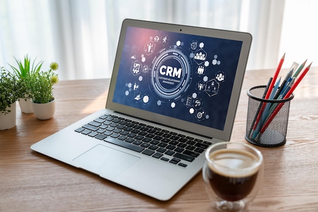 Sistema de gestión de relaciones con el cliente en una computadora de moda para negocios CRM