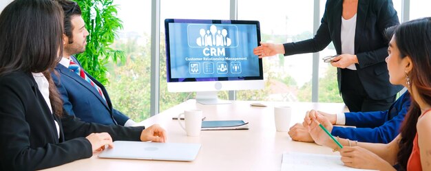 Sistema de gestión de relaciones con el cliente en una computadora de moda para negocios CRM