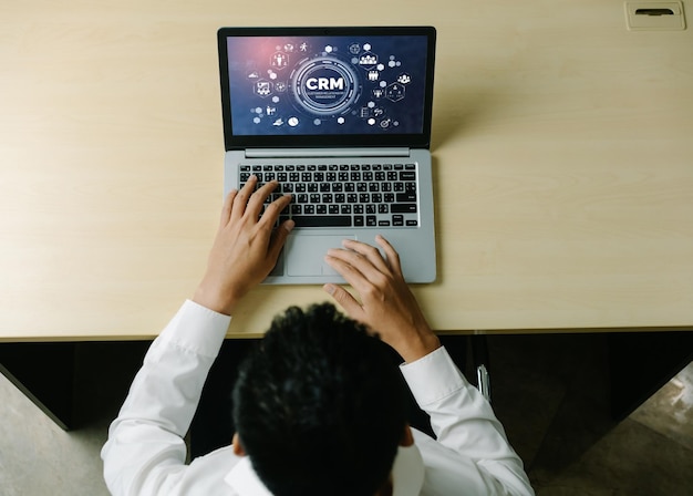 Sistema de gestión de relaciones con el cliente en una computadora de moda para negocios CRM