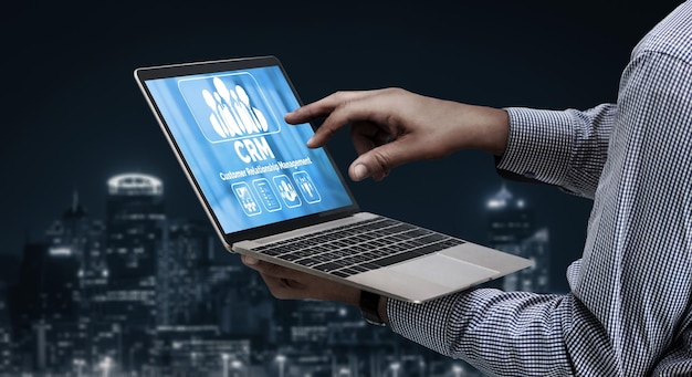 Sistema de gestión de relaciones con el cliente en una computadora de moda para negocios CRM