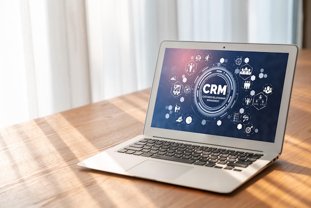 Sistema de gestión de relaciones con el cliente en una computadora de moda para negocios CRM