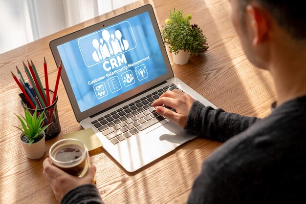 Sistema de gestión de relaciones con el cliente en una computadora de moda para negocios CRM