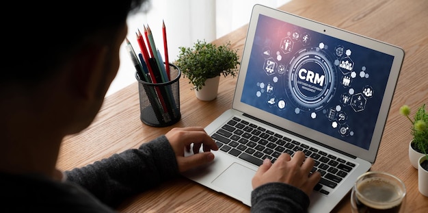 Sistema de gestión de relaciones con el cliente en una computadora de moda para negocios CRM