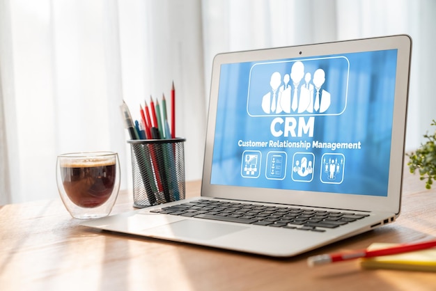 Sistema de gestión de relaciones con el cliente en una computadora de moda para negocios CRM
