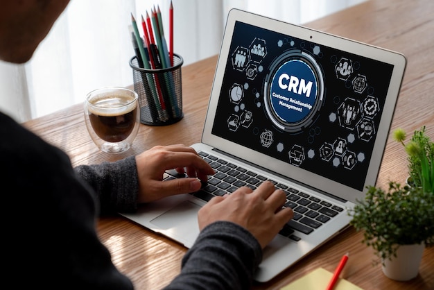 Sistema de gestión de relaciones con el cliente en una computadora de moda para negocios CRM