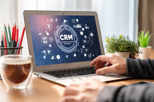 Sistema de gestión de relaciones con el cliente en una computadora de moda para negocios CRM