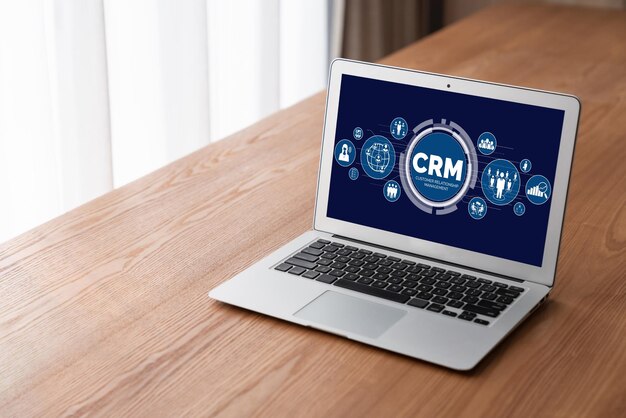 Sistema de gestión de relaciones con el cliente en una computadora de moda para negocios CRM