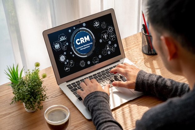 Sistema de gestión de relaciones con el cliente en una computadora de moda para negocios CRM