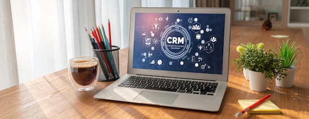 Sistema de gestión de relaciones con el cliente en una computadora de moda para negocios CRM