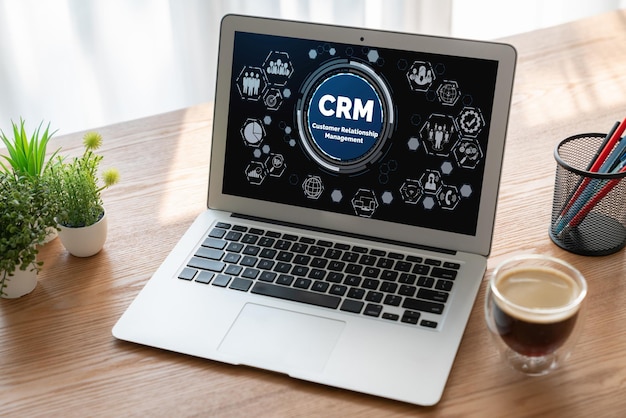 Sistema de gestión de relaciones con el cliente en una computadora de moda para negocios CRM