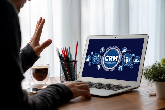 Sistema de gestión de relaciones con el cliente en una computadora de moda para negocios CRM