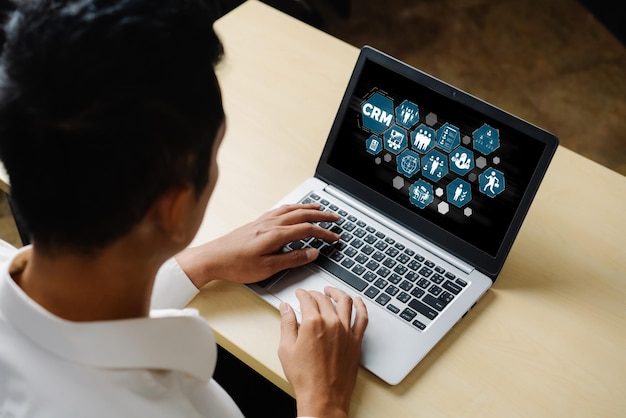 Sistema de gestión de relaciones con el cliente en una computadora de moda para negocios CRM