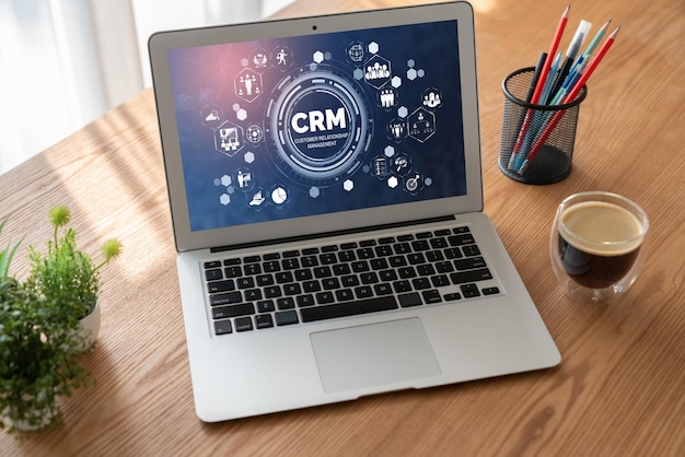 Sistema de gestión de relaciones con el cliente en una computadora de moda para negocios CRM
