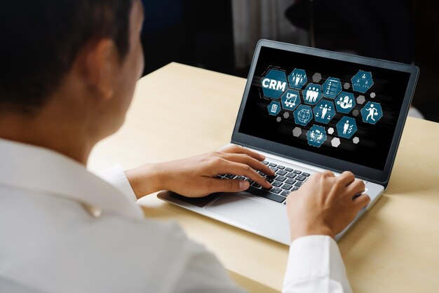 Sistema de gestión de relaciones con el cliente en una computadora de moda para negocios CRM