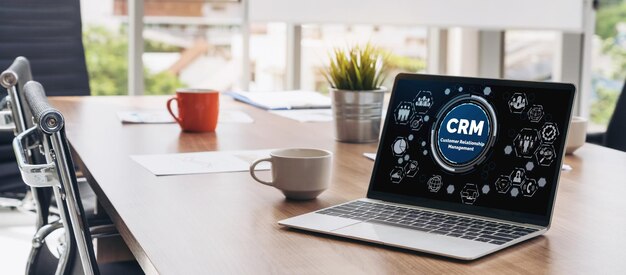 Sistema de gestión de relaciones con el cliente en una computadora de moda para negocios CRM