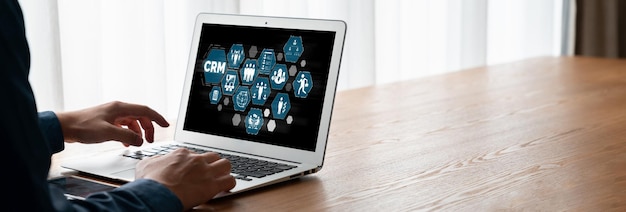 Sistema de gestión de relaciones con el cliente en una computadora de moda para negocios CRM