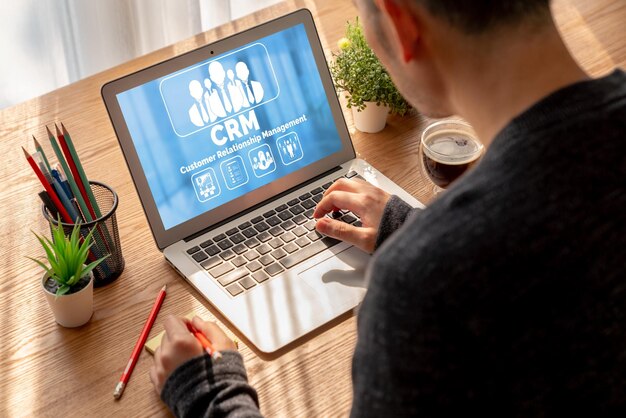 Sistema de gestión de relaciones con el cliente en una computadora moderna para empresas y negocios CRM