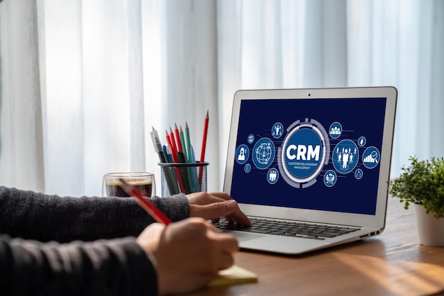 Sistema de gestión de relaciones con el cliente en una computadora moderna para el negocio de CRM